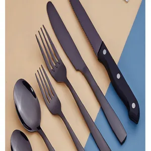 Dettaglio posate in acciaio inox nero opaco, elegante set di posate con manico rivettato.