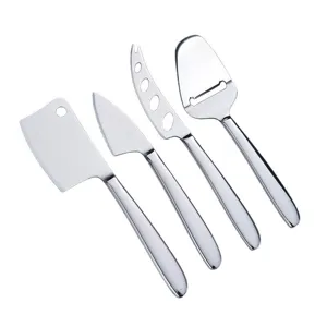 Ensemble de quatre couteaux à fromage en acier inoxydable pour beurre. Image principale.