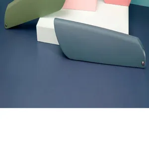 Etui de rangement pour couverts portable vue detaillee, design elegant avec bouton.
