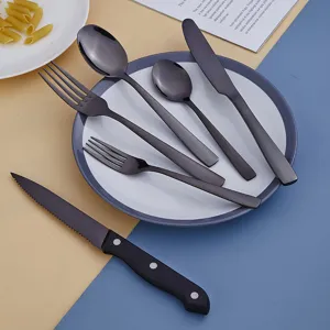 Set di posate moderne in acciaio inossidabile nero opaco con coltelli e forchette.