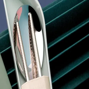 Détail de set de couverts portable en acier inoxydable avec baguettes et cuillère dans la boîte.