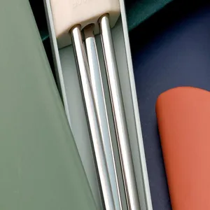 Vue détaillée des couverts en acier inoxydable montrant les pièces et fentes de rangement.