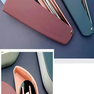 Détail de l'ensemble de couverts en acier inoxydable, boîte de rangement compacte.