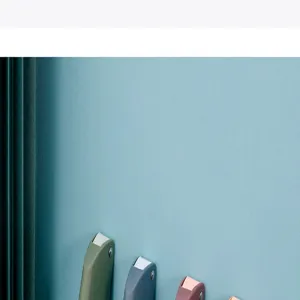 Gros plan détaillé de la boîte de rangement pour couverts portable murale en plusieurs couleurs.