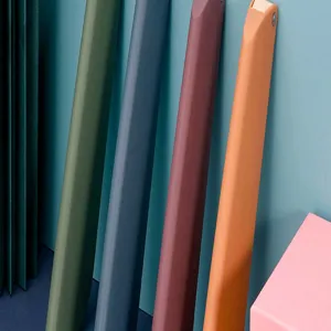 Détail de boîte de rangement de couverts de voyage portable au design coloré et stylé.