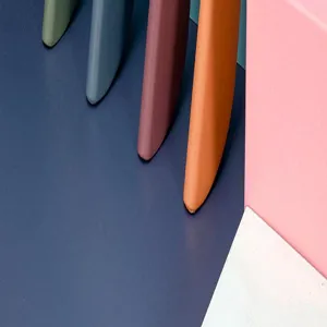 Gros plan sur les manches de couverts en acier inoxydable aux couleurs vives et modernes.