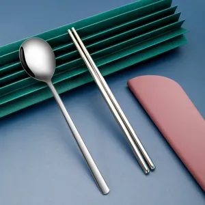 Set de couverts portable en acier inoxydable avec cuillère et baguettes pour les voyages.