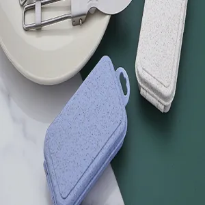 Nahaufnahme des tragbaren Klappbestecksets und der Aufbewahrungsbox mit kompaktem Design.