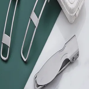 Tragbares Klappbesteck für Outdoor-Camping mit Aufbewahrungsbox, langlebiges Edelstahlmaterial.