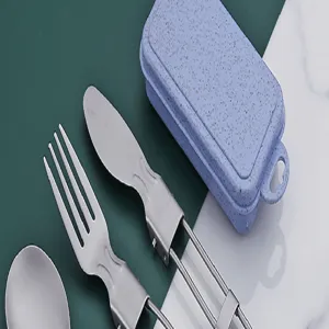 Nahaufnahme Detail tragbares edelstahl klappbares camping besteck gabel löffel mit box.