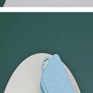 Nahaufnahme der tragbaren Besteckaufbewahrungskiste mit blauer gesprenkelter Textur.