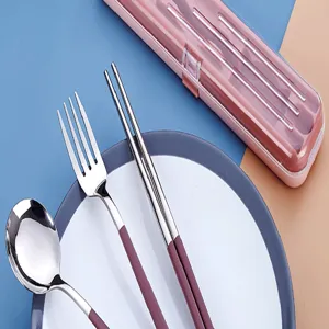Détail de couverts en acier inoxydable, ensemble de vaisselle portable cuillère fourchette.