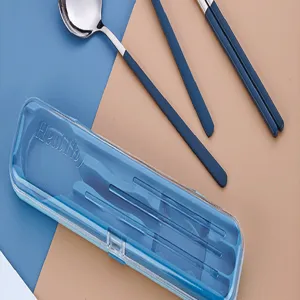 Set de couverts portable en acier inoxydable avec boîte bleue, cuillère et baguettes détail.