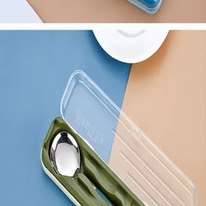 Set de couverts portable avec cuillère en acier inoxydable dans un boîtier de rangement.
