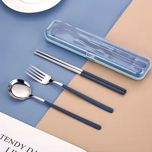 Set de couverts portable en acier inoxydable avec étui de rangement, cuillère et fourchette.