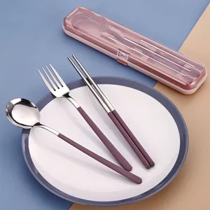 Set de couverts de voyage en acier inoxydable avec cuillère fourchette baguettes et boîte.