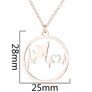 Detailopname van de roségouden hartslag hond hanger ketting met 28mm afmetingen.