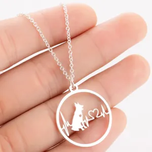 Close-up detail van zilverkleurige geometrische ronde hond hartslag hanger ketting stijlvolle sieraden