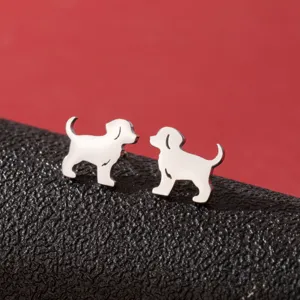 Vista detallada de pendientes de botón de cachorro de acero, joyería de perro lindo para mujeres.