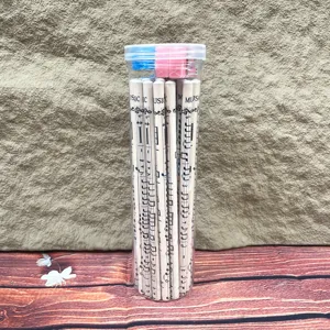 Ensemble de crayons HB en bois en conteneur cylindrique avec notes de musique et impression de portée.