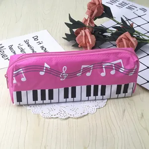 Estuche rosa con patrón de teclas de piano y notas, vista detallada para estudiantes.