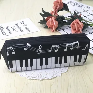 Estuche negro de lona con diseño de teclas de piano y notas musicales para estudiantes.