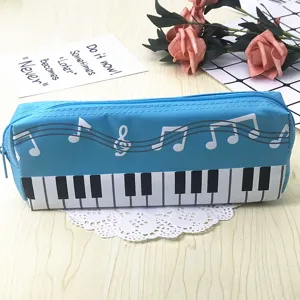 Vista detallada de un estuche escolar azul de lona con teclas de piano y notas musicales.
