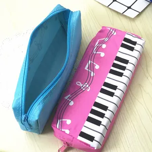 Vista detallada del bonito estuche para estudiantes con teclas de piano y notas musicales.