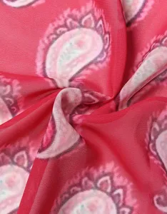 Rotes Paisley Print Chiffon Strand Cover-Up Stoffdetail zeigt weiche Textur und schönes Muster.
