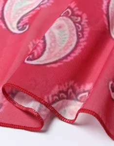 Rotes Chiffon Gewebe Detail Nahaufnahme, leichte Strand Cover-up Textur Saum Naht.