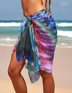 Nahaufnahme eines bunten, floral bedruckten Strand-Sarong-Wickelrocks für den Sommerurlaub.