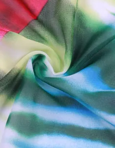 Detailansicht des bunten Batik-Chiffon-Stoffes für Strandkleid und Wickelrock Damen.