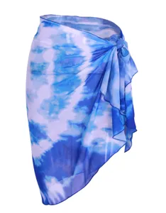 Detailansicht des blau-weißen Batik-Strandtuches aus leichtem, transparentem Chiffonmaterial.