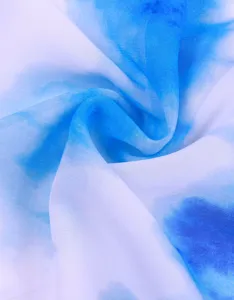 Detailaufnahme von blau-weißem Batik-Chiffonstoff, ideal für sexy Strandtücher und Sarongs.