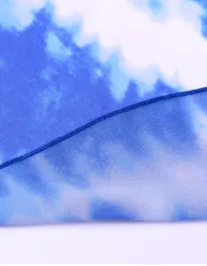 Blau weiss Batik Chiffon Strandtuch Sarong Stoff Detailansicht weiche Textur fuer Sommer