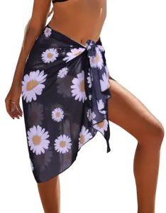 Nahaufnahme des schwarzen Chiffon Strandtuchs mit weißem Gänseblümchen Blumenmuster.