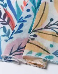 Chiffon Strandkleid Stoff Detail, bunter botanischer Blätter Print, feine Saumverarbeitung.