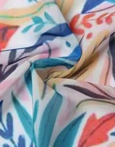 Chiffon Strandüberzug Stoffdetail mit lebendigem Aquarell Blumenmuster und weicher Textur.