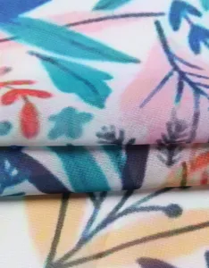 Chiffonstoff Detailaufnahme mit lebhaftem Blumenmuster und botanischem Print Design