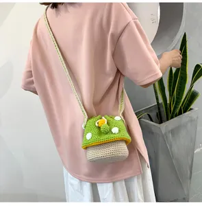 Sac champignon au crochet fait main, joli sac seau bandoulière vert et beige pour femmes.