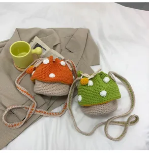 Sac seau champignon au crochet fait main, joli sac bandoulière en tricot pour femme.