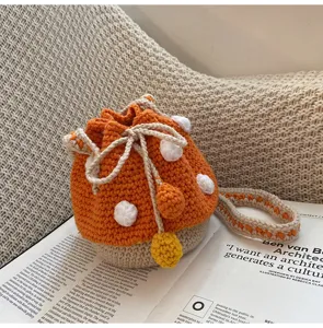 Sac seau champignon au crochet fait main, sac à bandoulière en tricot orange mignon.