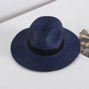 Sombrero fedora de paja azul marino con cinta negra, protección solar playa verano.