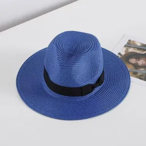 Sombrero de paja azul con cinta negra, clásico sombrero de sol para playa de verano.
