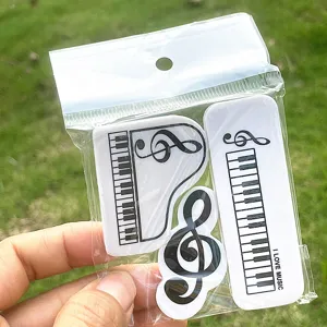 Set de borradores con diseño musical de piano y notas, regalo ideal para estudiantes.