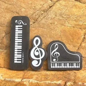 Vista detallada del set de borradores creativos con tematica musical y teclas de piano.