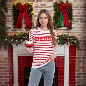 Maglione lavorato a maglia a righe rosse e bianche da donna girocollo dettaglio inverno.