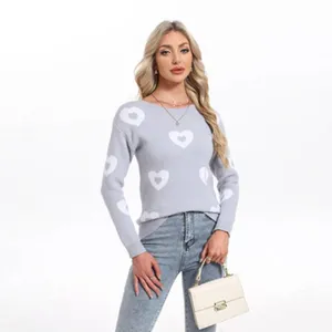 Vista dettagliata del maglione lavorato a maglia da donna con motivo a cuori.