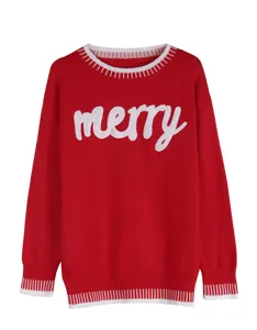Dettaglio maglione lavorato a maglia rossa con ricamo merry, scollo e orlo a righe.