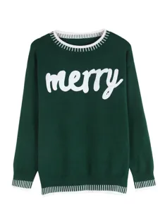Dettaglio in primo piano del maglione verde in maglia con ricamo merry bianco e bordi a righe.